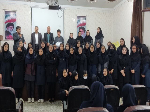 برگزیدگان مسابقات فرهنگی و هنری در دهگلان تجلیل شدند