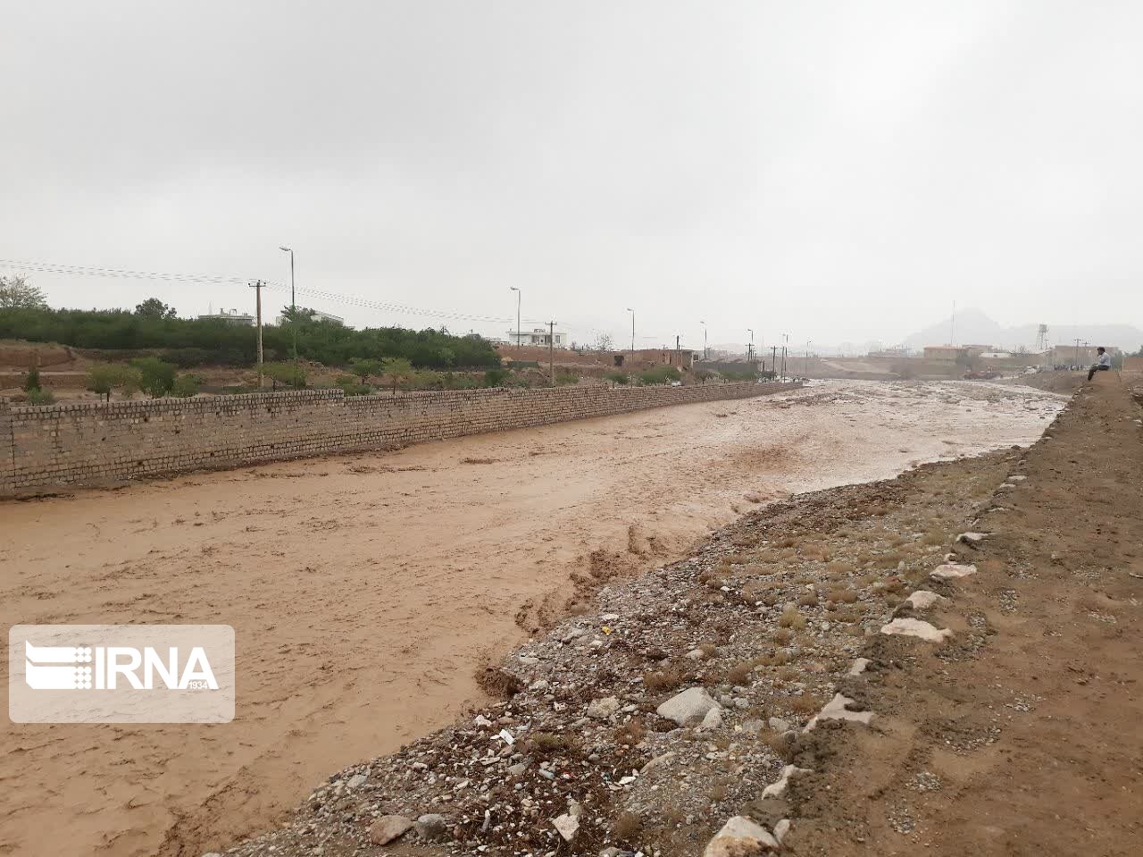بند خاکی دستجرد در صفاشهر فارس تخریب شد