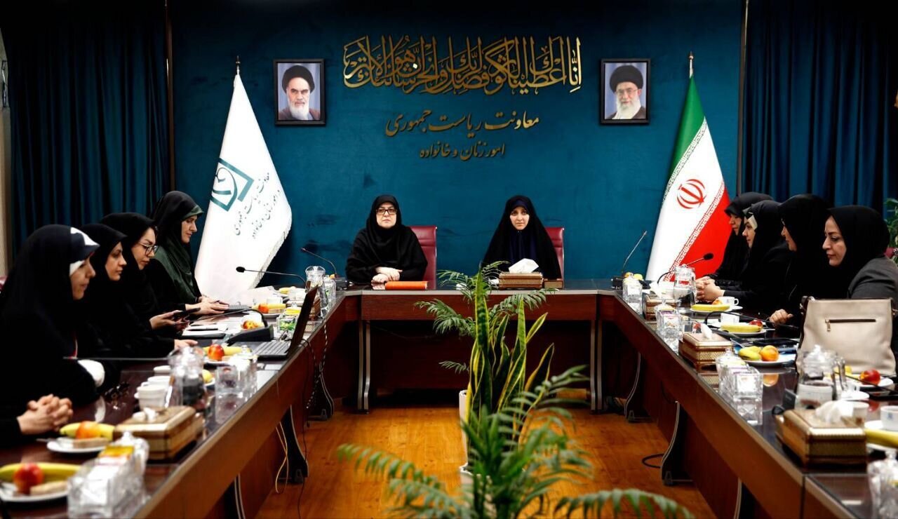 بهروز آذر: مطالبه گری برای کاستن تبعیض از زنان در دستور کار
است