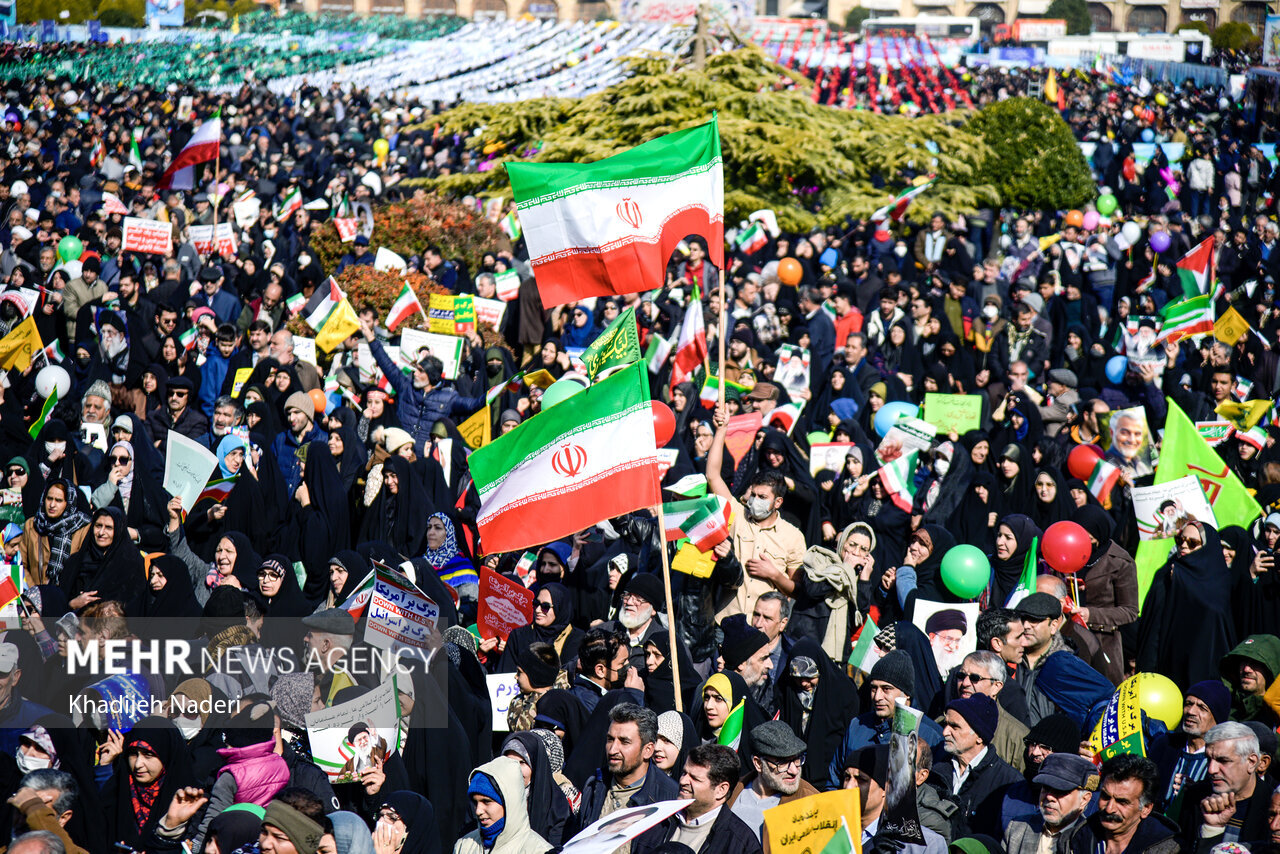 بیات: در قاموس ایرانیان تسلیم شدن جایی ندارد