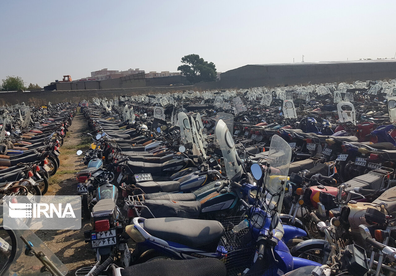 بیش از ۱۴ هزار خودرو و موتورسیکلت بلاتکلیف در پارکینگ‌های گیلان خوابیده‌اند