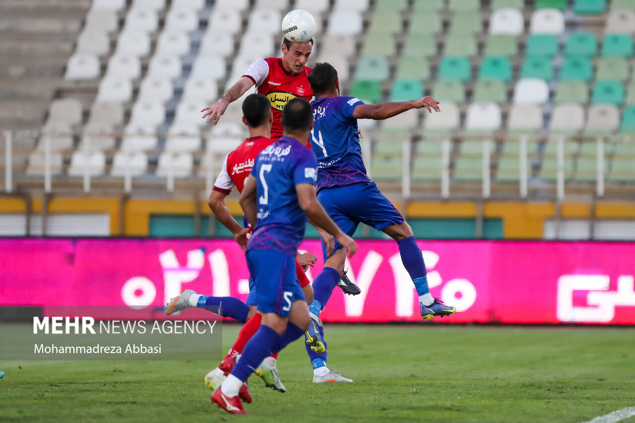 بیشتر تیمها از داوری متضرر شدند/ تیم ملی فوتبال میتواند صعود کند