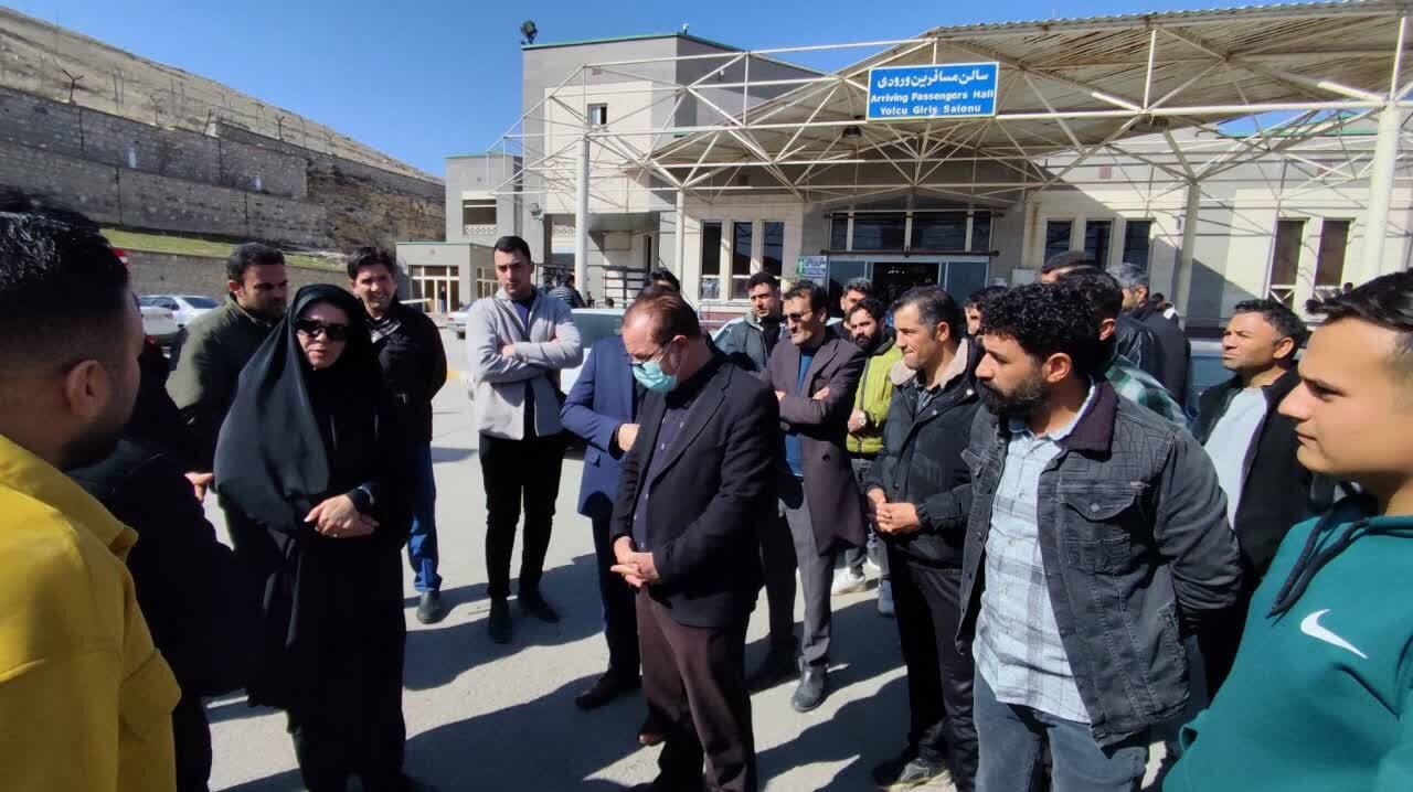 تاجفر:تردد مسافرین و کامیونها در گمرک بازرگان به صورت روان جریان دارد