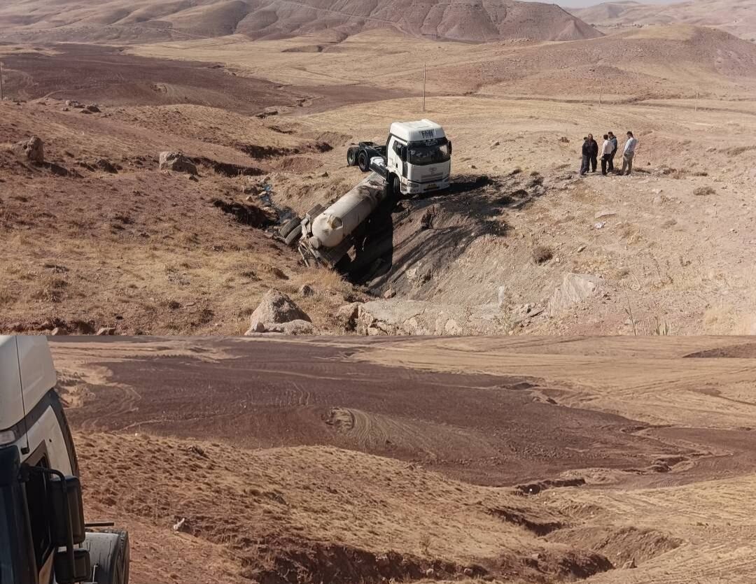 تانکر حامل اسیدسولفوریک در بخش کرانی شهرستان بیجار واژگون شد