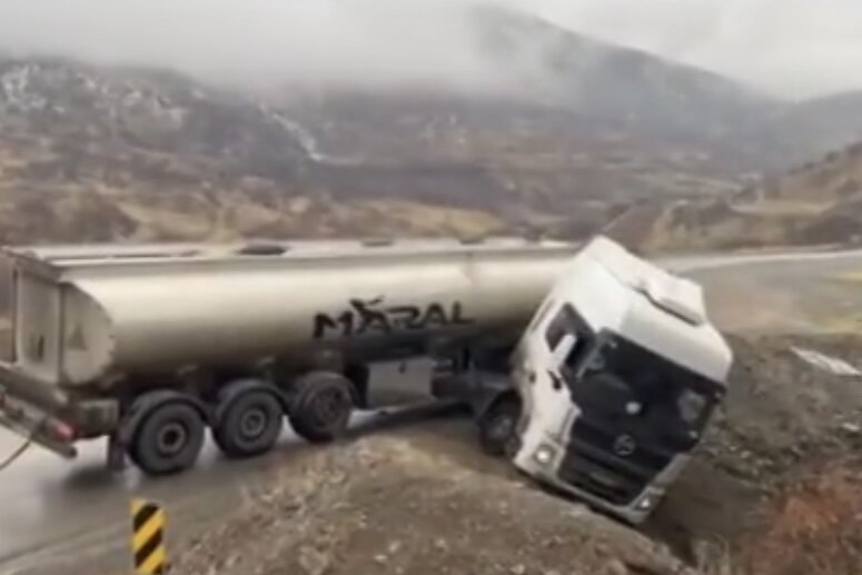 تانکر سوخت در گردنه نی‌آباد از محور خارج شد