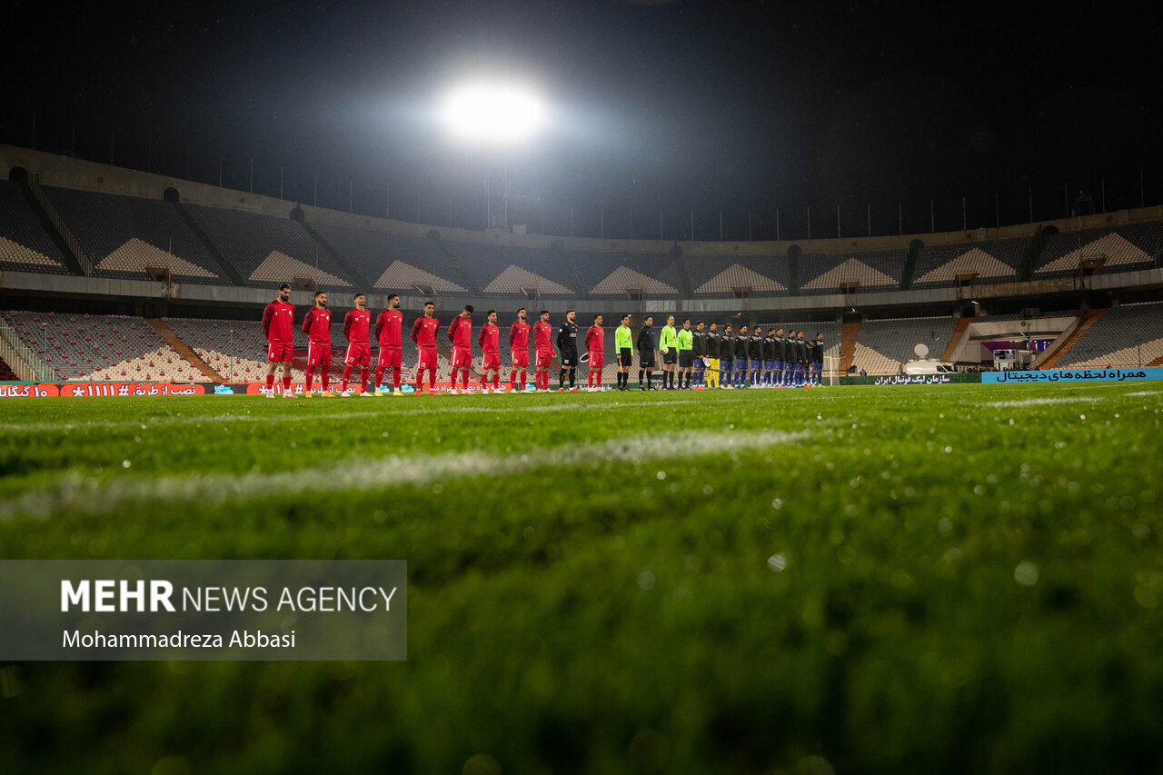 تبلیغات محیطی و هوادار سرخ در ورزشگاه آزادی