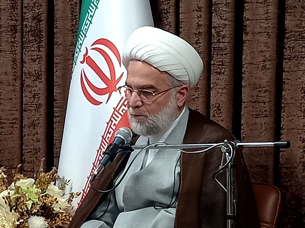 تبیین امر به معروف و نهی از منکر آن را از حالت سلبی خارج میکند