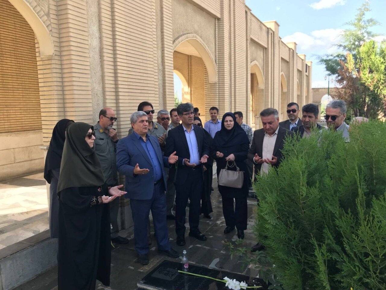 تجدید میثاق معاون رئیسجمهور با شهدای محیطبان کردستان