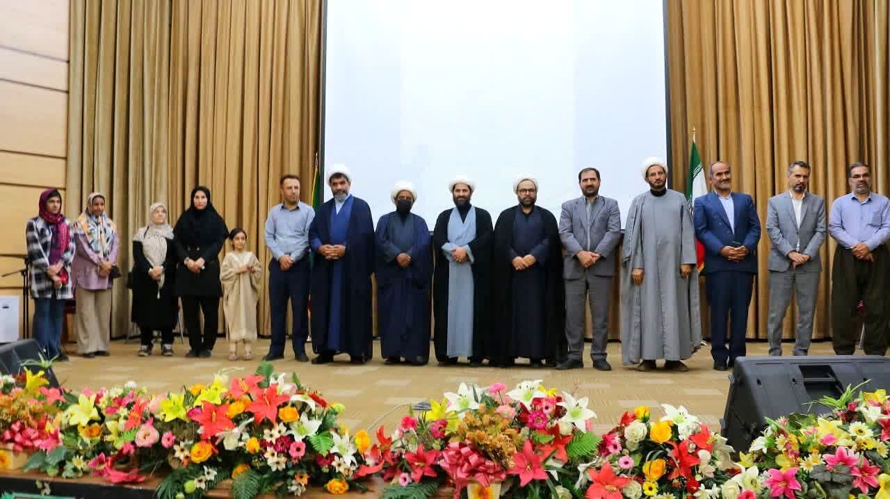 تجلیل از برگزیدگان جشنواره قرآنی زندگی با آیه‌ها درسنندج