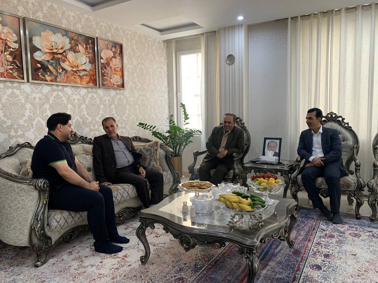 تجلیل از خانوادههای شهدا و ایثارگران سنندج با اهدای یادبود رهبر شهید
