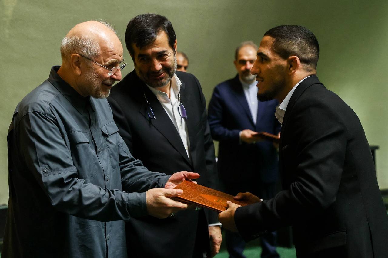 تجلیل از کشتی‌گیران و اهدای پیراهن تیم ملی به قالیباف در صحن مجلس