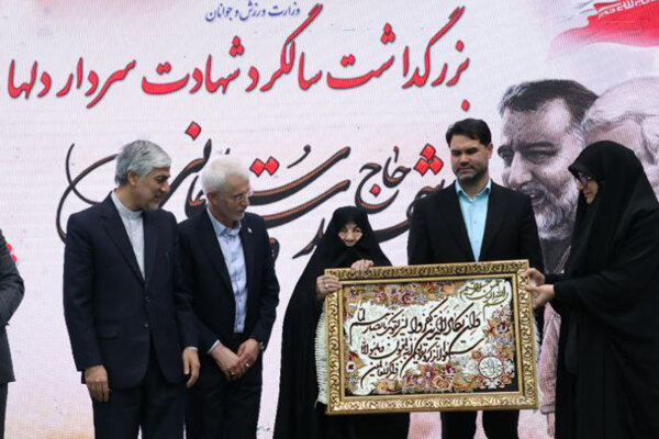 تجلیل ازخانواده ورزشکاران شهید درمراسم بزرگداشت حاج قاسم سلیمانی