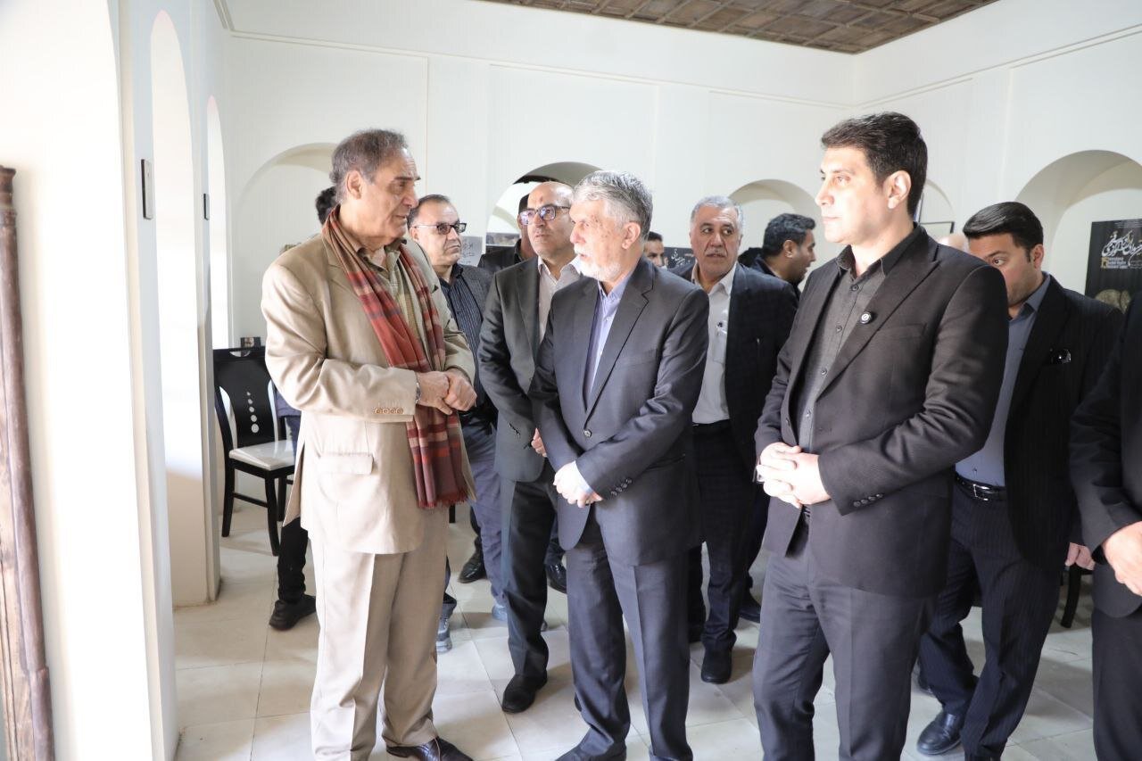 تجلیل وزیر فرهنگ و ارشاد اسلامی از قطب‌الدین صادقی در سنندج