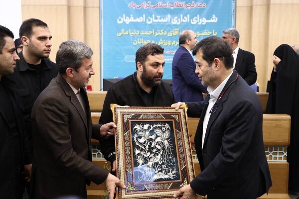 تجلیل وزیر ورزش از پدر شهیده هشت ساله‌ اصفهانی