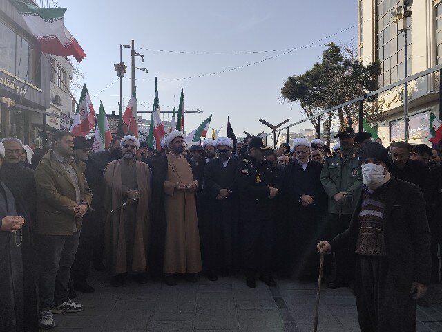 تجمع سنندجی‌ها در محکومیت اغتشاشات اخیر