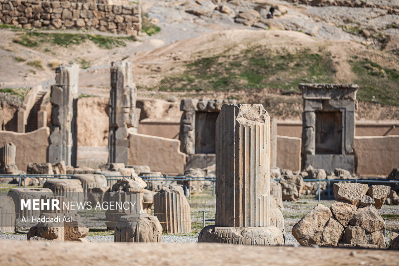 تحویل قطعه سنگ پیدا شده از تخت جمشید به میراث فرهنگی فارس