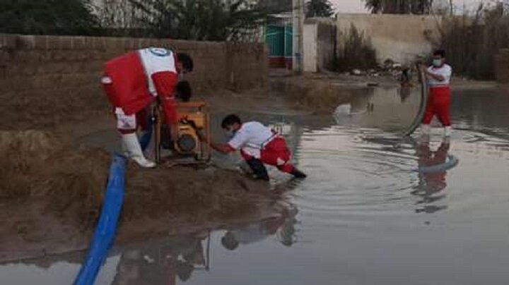 تخلیه آب از ۱۲۵۰ واحد مسکونی در مناطق سیل زده