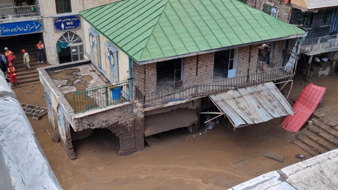 تداوم حضور نیروهای شهرداری تهران در منطقه امامزاده داوود/حجم بالای خسارات و نیاز به تخلیه گل و لای