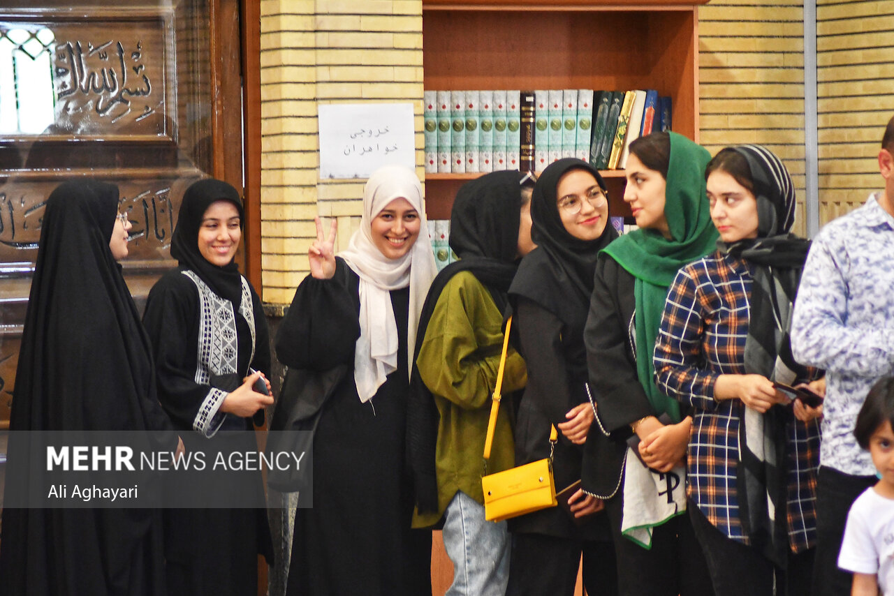 تداوم حماسه حضور شبانه مردم‌ ارومیه در پای صندوق های
رای