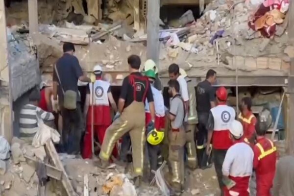 تداوم عملیات جستجوی تیم‌های عملیاتی هلال‌احمر در نارمک + فیلم