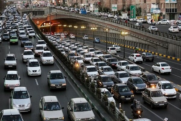 ترافیک سنگین در بزرگراهها و معابر تهران؛ لغزندگی معابر در مناطق شمالی