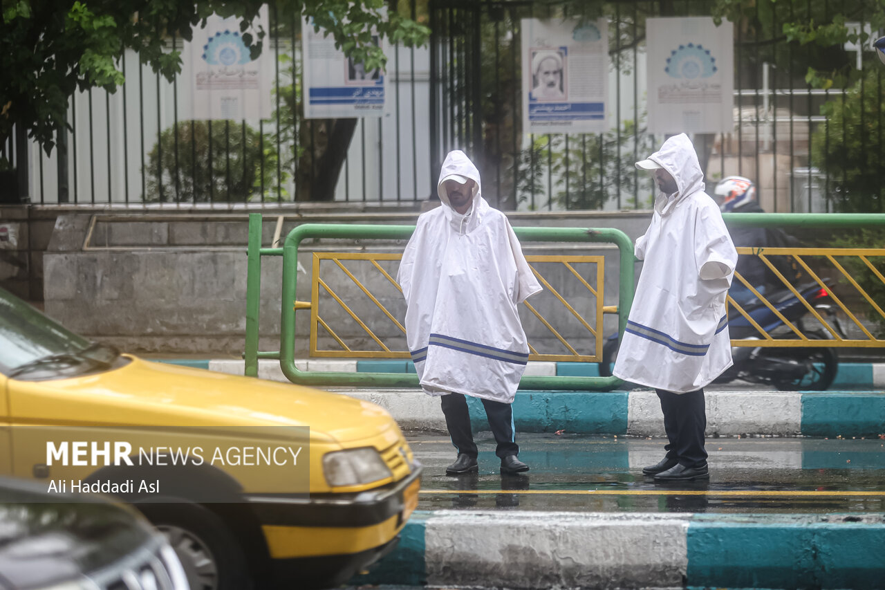 ترافیک پاییزی در سایه باران/ چگونه از تصادفات جلوگیری کنیم؟