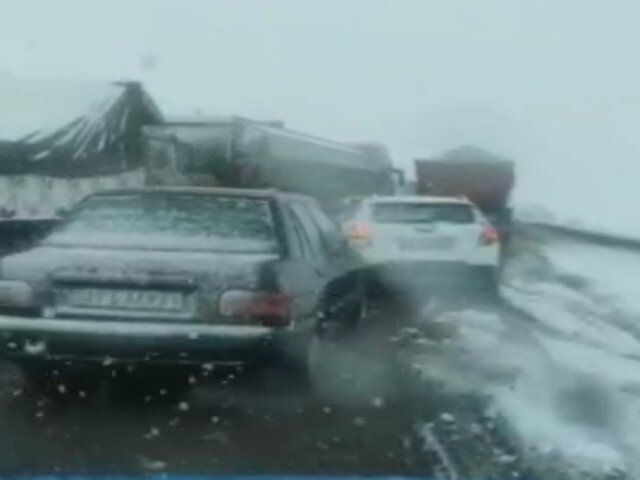 تردد در محور دیواندره _سنندج به کندی انجام می‌شود