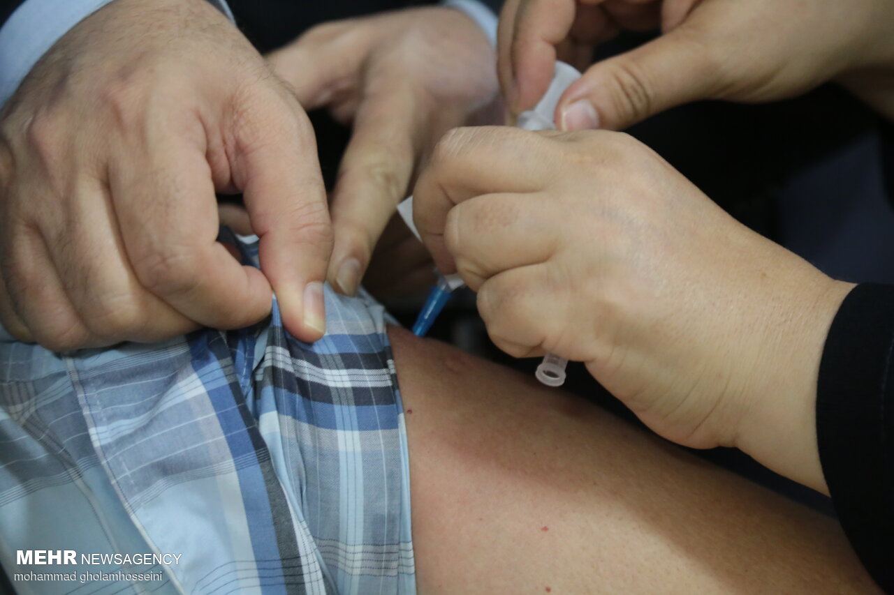 تزریق دز سوم واکسن کرونا برای پرسنل در معرض خطر شهرداری تهران