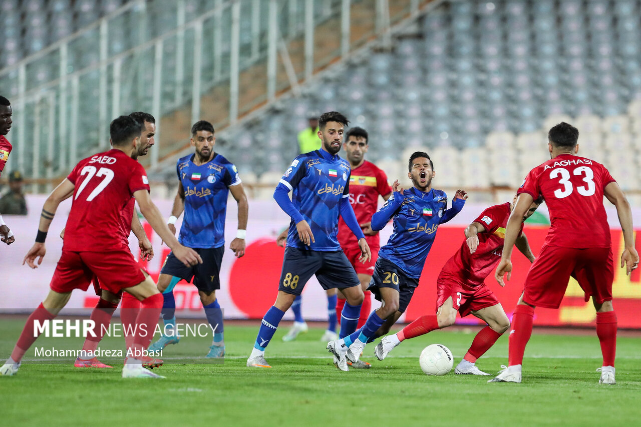 تساوی استقلال و فولاد در نیمه اول/ بازیکنان دروازه‌ها را کج دیدند