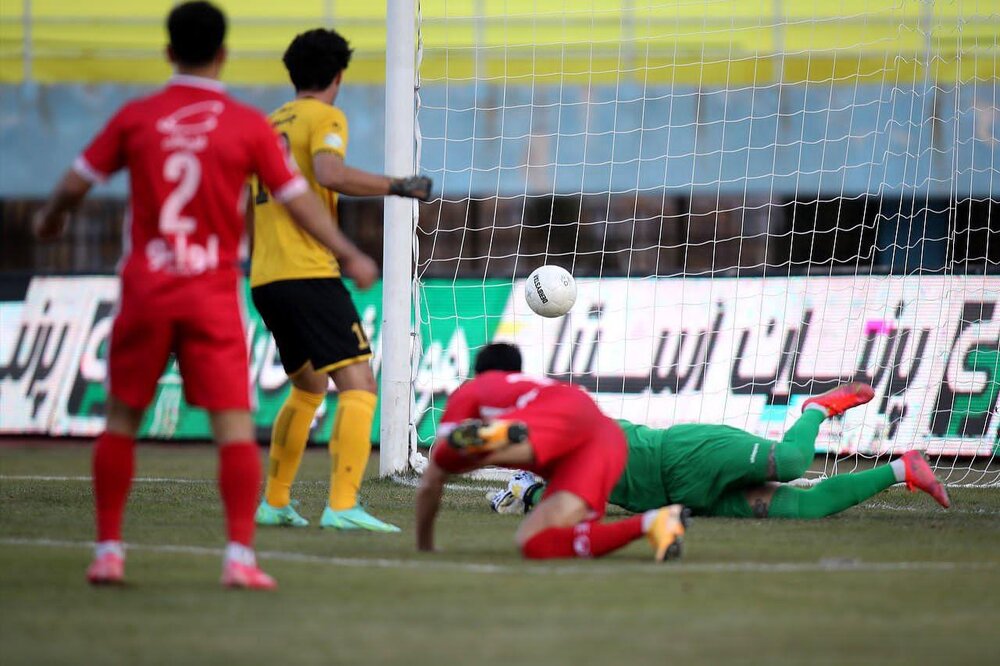 تساوی سپاهان و پرسپولیس در نیمه اول/ بازی بزرگ پوچ از آب درآمد!