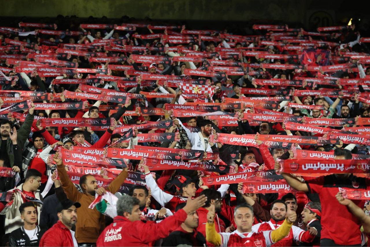 تشویق بازیکنان استقلال و ادامه بطری‌پرانی/پرسپولیسی‌ها راضی بودند