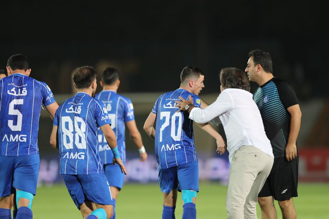 تشویق ساپینتو توسط استقلالیها و نکته برداری سرمربی الوحدات