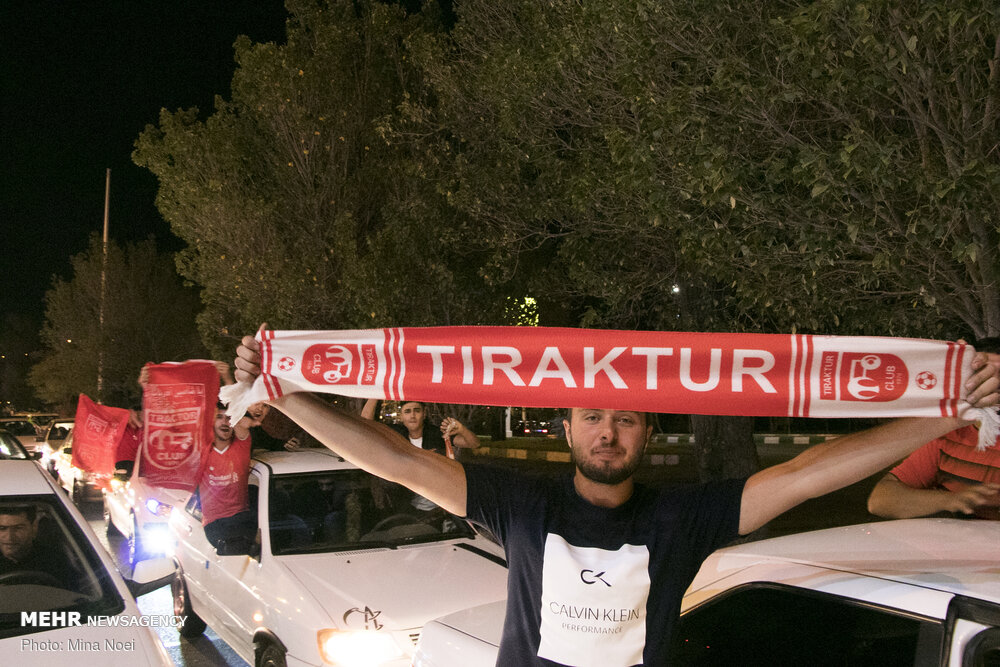 تشویق پرشور هواداران تراکتور