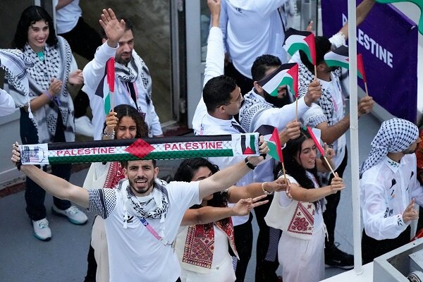 تشویق کاروان ورزشی فلسطین در مراسم افتتاحیه +فیلم