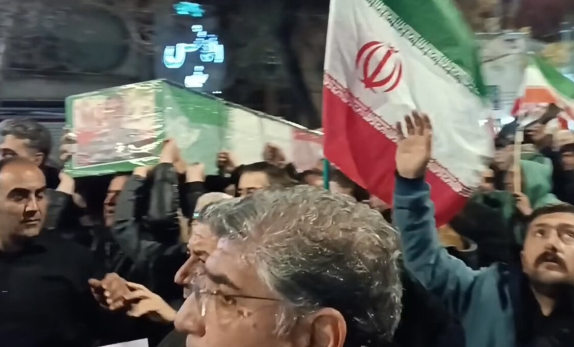 تشییع پیکر شهید مکرم عظیمی بر دوش مردم ارومیه
