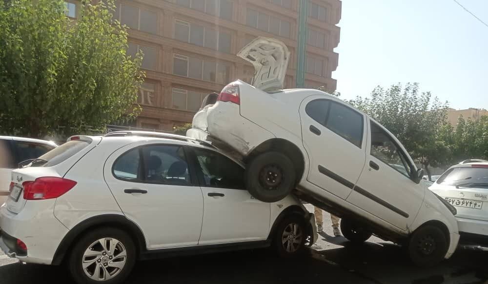 تصادف زنجیره ای در بزرگراه هاشمی رفسنجانی تهران