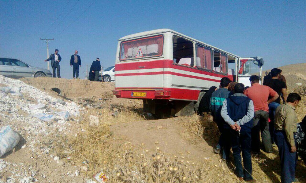 تصادف مینی بوس مسافربری با کامیون در جاده دماوند/ ۱۱ نفرمصدوم شد