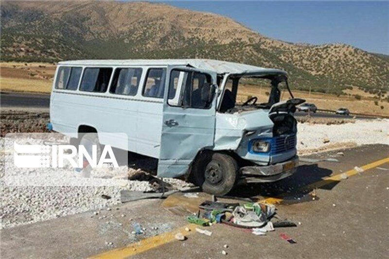تصادف مینی‌بوس با سواری در مهریز یزد ۱۳ زخمی برجا گذاشت
