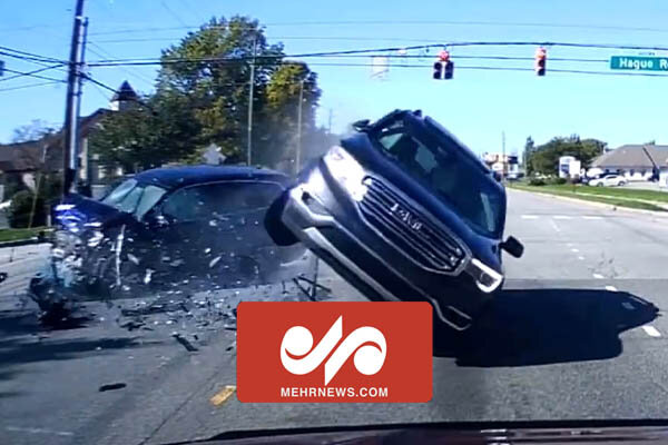 تصادف وحشتناک دو خودرو در آمریکا / نجات معجزه آسای عابر پیاده