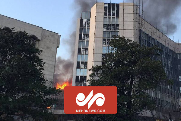 تصاویری از آتش‌سوزی ساختمانی در خیابان کریمخان تهران