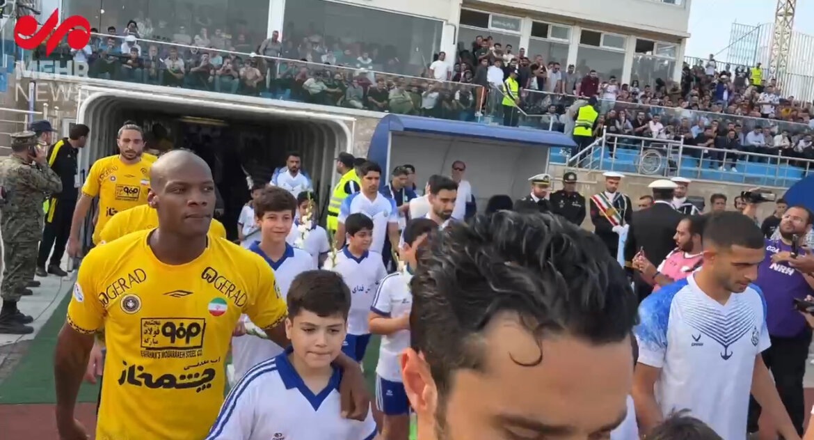 تصاویری از آغاز بازی ملوان – سپاهان