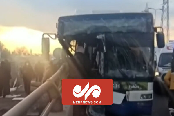 تصاویری از برخورد شدید اتوبوس شهری به گاردریل در آنکارا