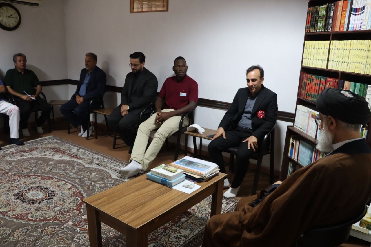 تصاویری از تشرف داور کنیایی به دین مبین اسلام در
انزلی