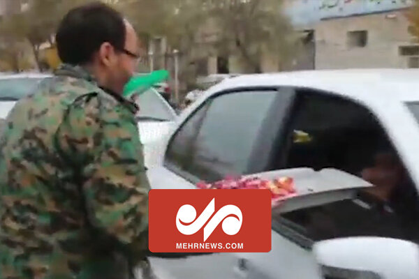 تصاویری از توزیع گل و شیرینی در تبریز از سوی یگان ویژه