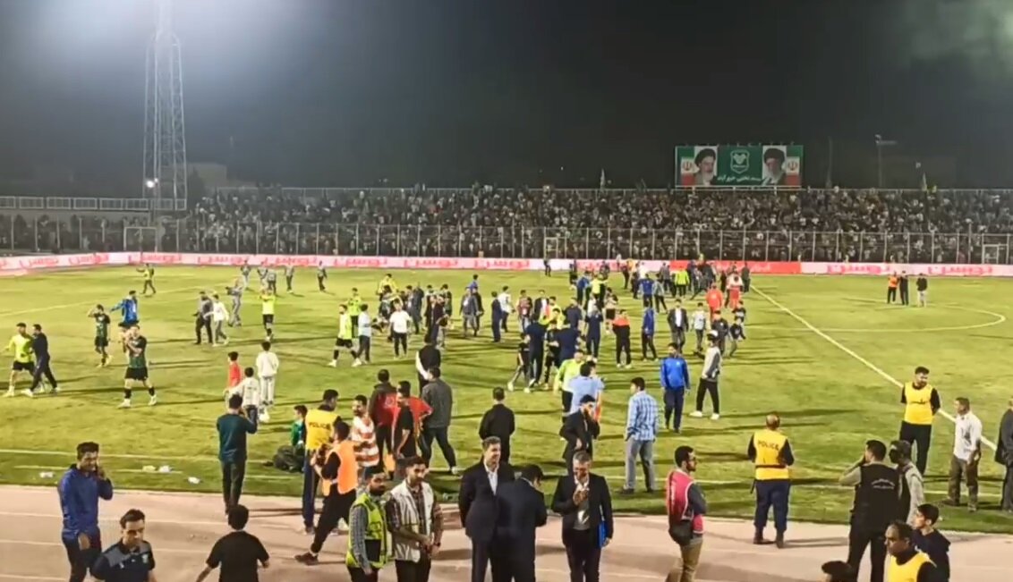 تصاویری از لحظه سوت پایان بازی خیبر – پرسپولیس