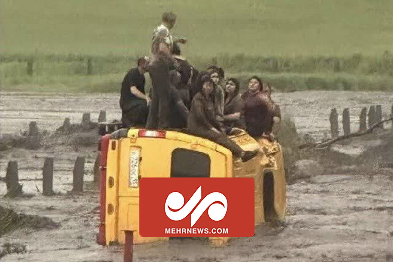تصاویری از واژگونی یک ون در سیل اوستیا
