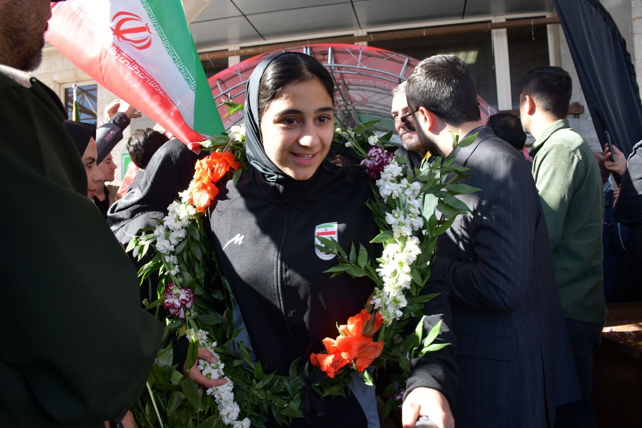 تصاویری از ورود بانوان تیم فوتبال از مرز بازرگان