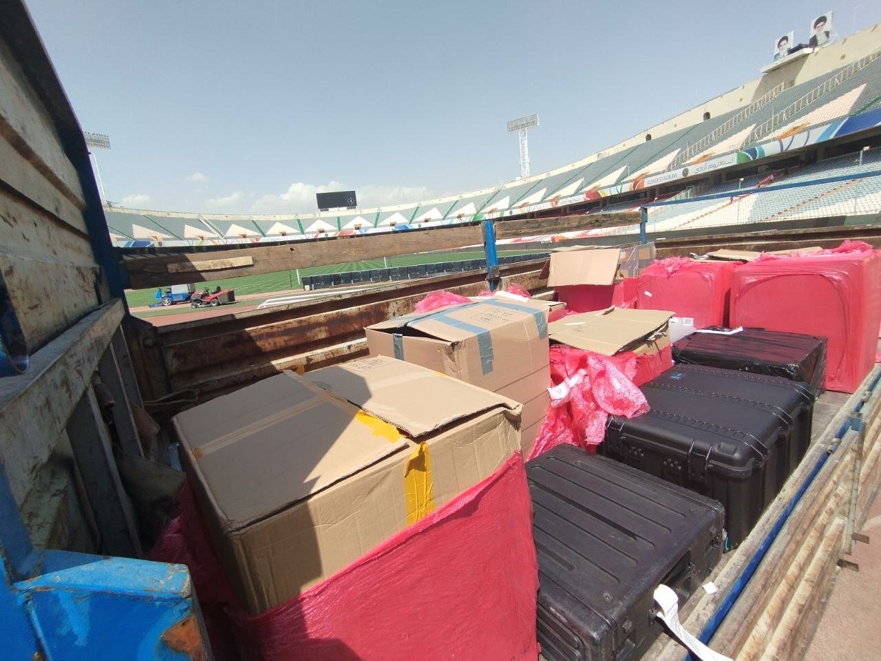 تصاویری از ورود تجهیزات VAR به ورزشگاه آزادی/ انجام تست دردو روز