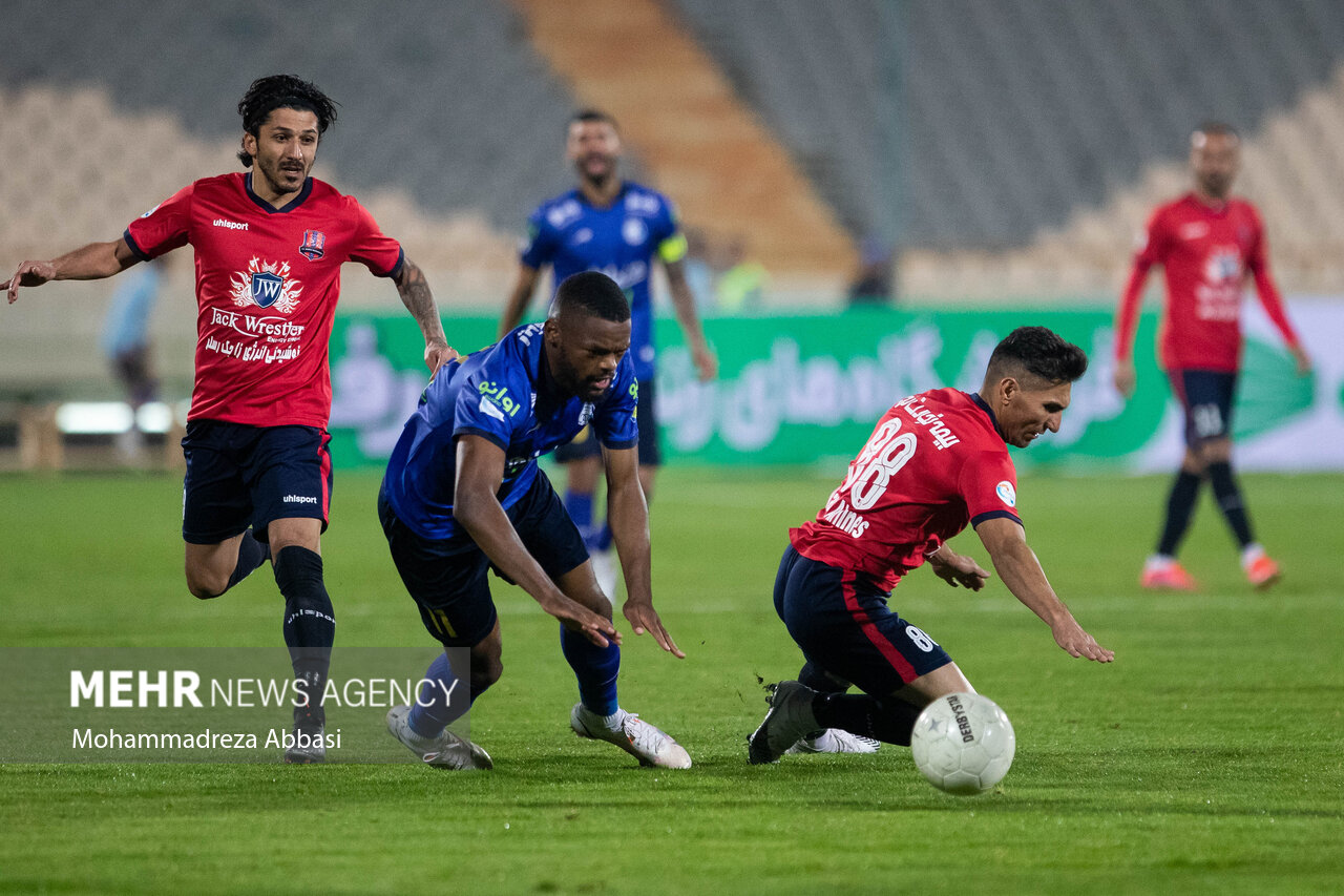 تضمین گرفتن برای بازیکن خارجی خوب است اما قانون درست اجرا نمی‌شود