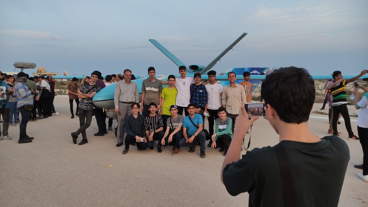 تعدادی از دانشآموزان سمپاد از یک پایگاه پهپادی بازدیدکردند